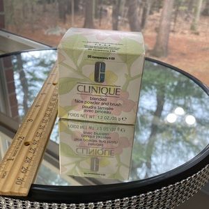 Clinique Blended Face Powder and Brush color 05 Transparency 5(D)